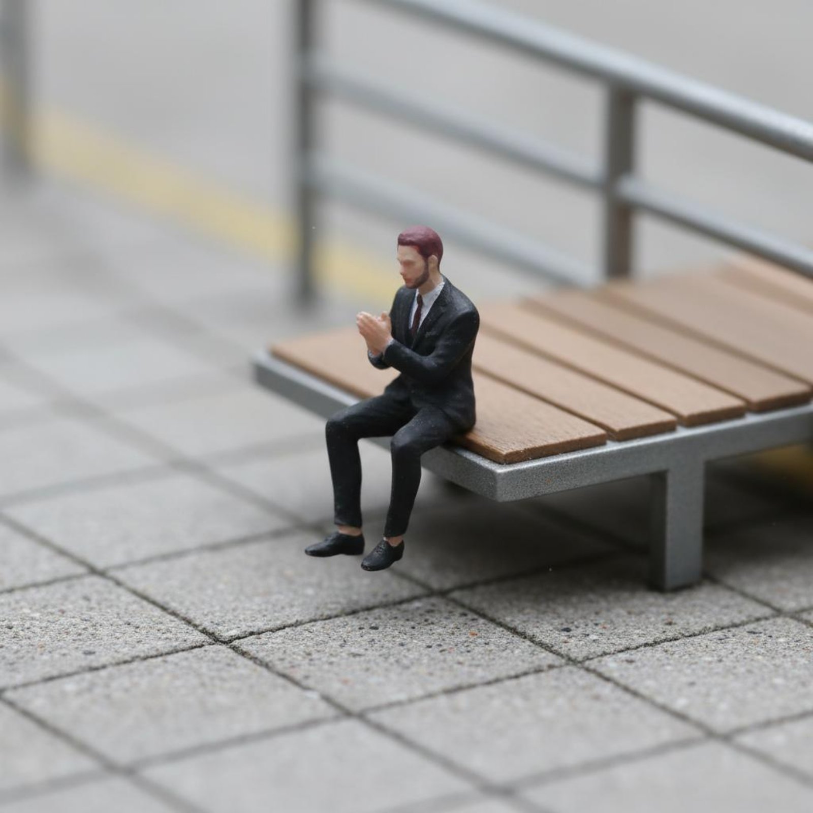 1:64 Scale Sitting Man Figure  - огляд і ціна Men'S Suit Accessories