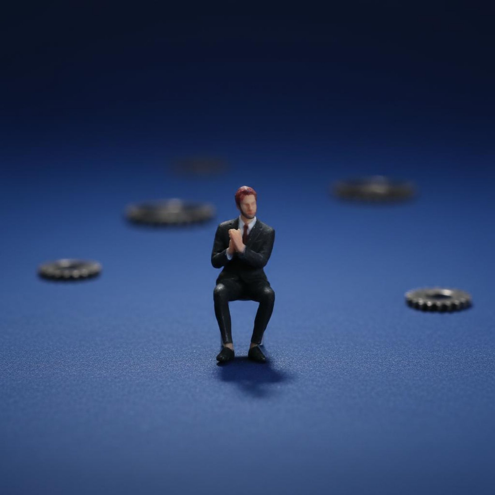 1:64 Scale Sitting Man Figure  - огляд і ціна Men'S Suit Accessories